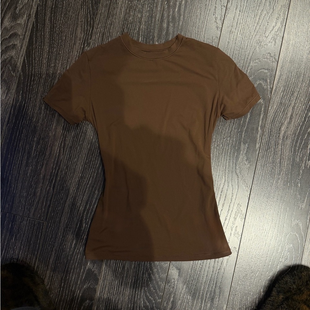 SKIMS Fits Everybody Chocolate Brown Short Sleeve Tee